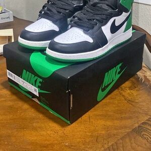 Nike Men's Black, White, and Green Sneakers